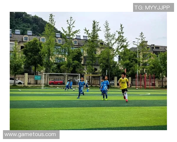 从小球场到世界舞台足球明星们的儿时梦想与奋斗历程 从小球场到世界舞台足球明星们的儿时梦想与奋斗历程